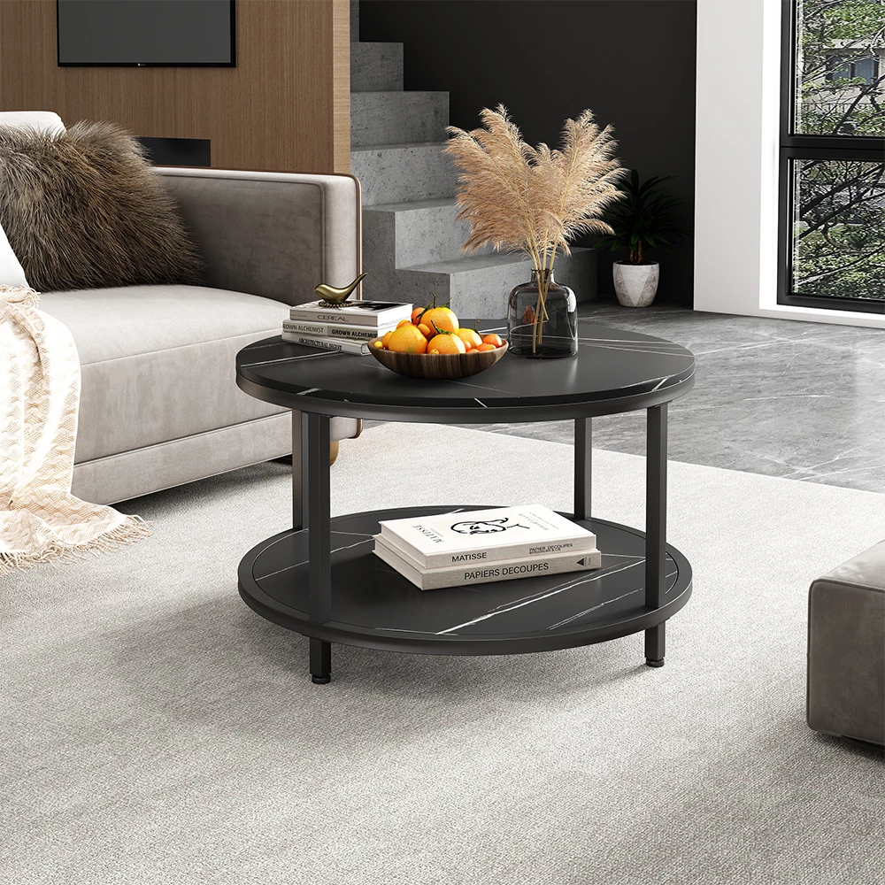 Couchtisch in Marmor auf weißem Hintergrund mit dekorativen Elementen