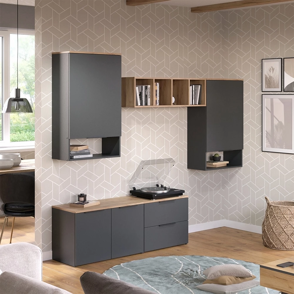Wohnwand in Anthrazit, dargestellt im Ambiente mit Dekoration