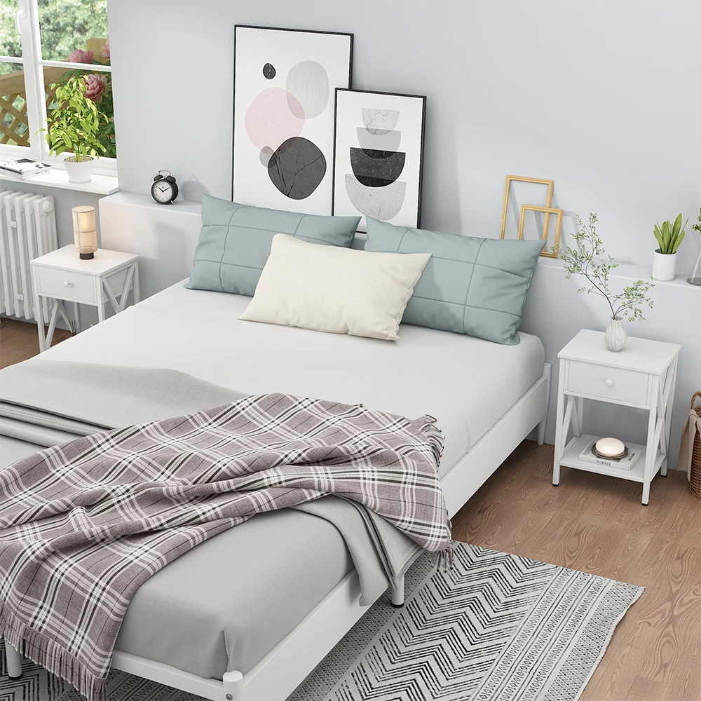 Nachttisch in Weiß auf weißem Hintergrund