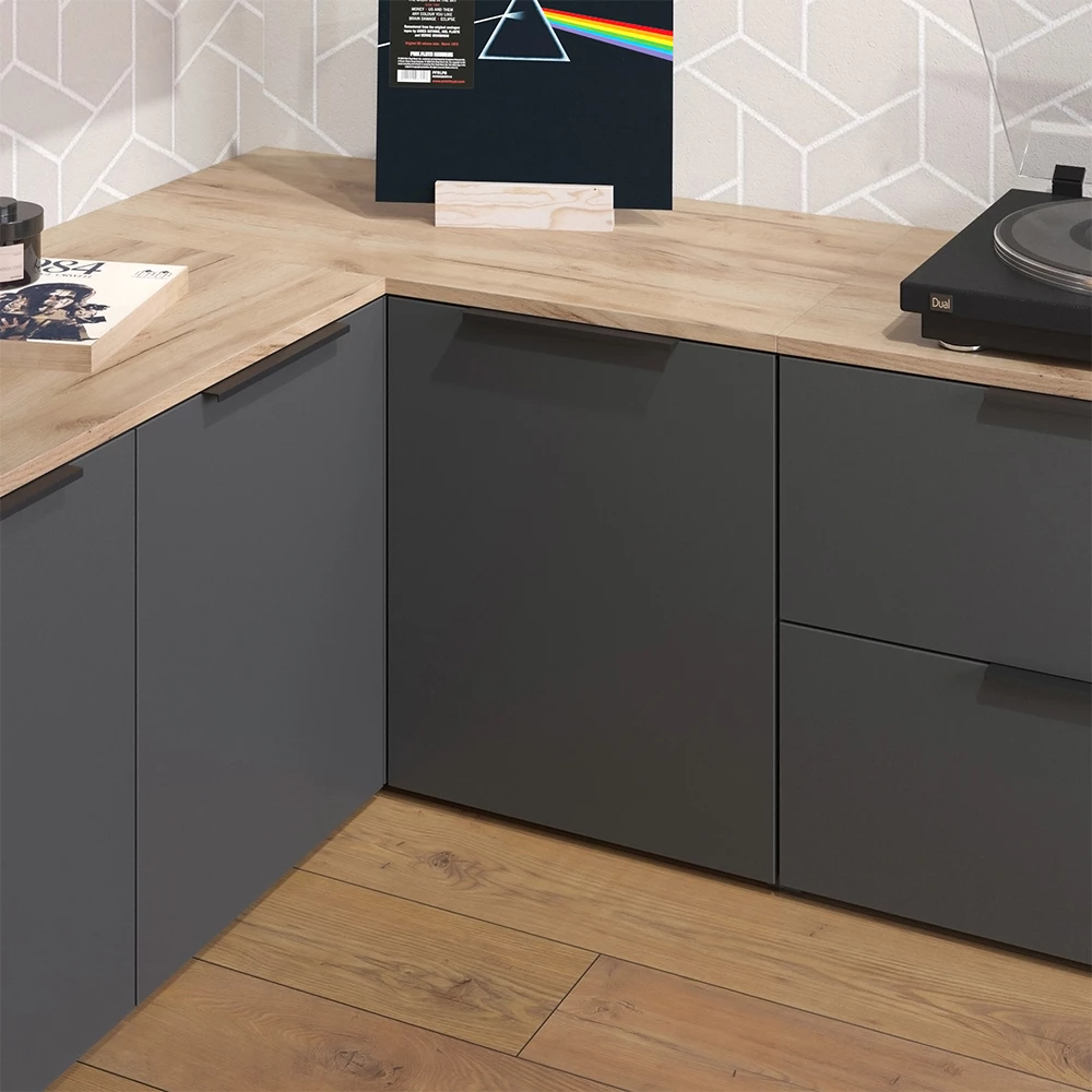 Eckkommode in Anthrazit, dargestellt im Ambiente mit Dekoration