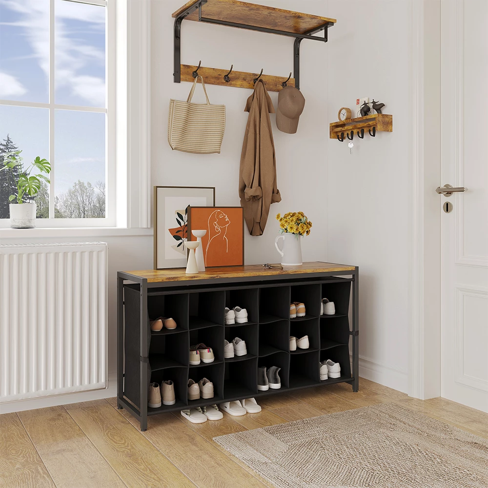 Schuhschrank in Eiche rustikal auf weißem Hintergrund