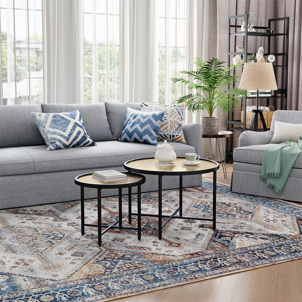 Sada konferenčních stolků v barvě Dřevo na bílém pozadí s dekorativními prvky