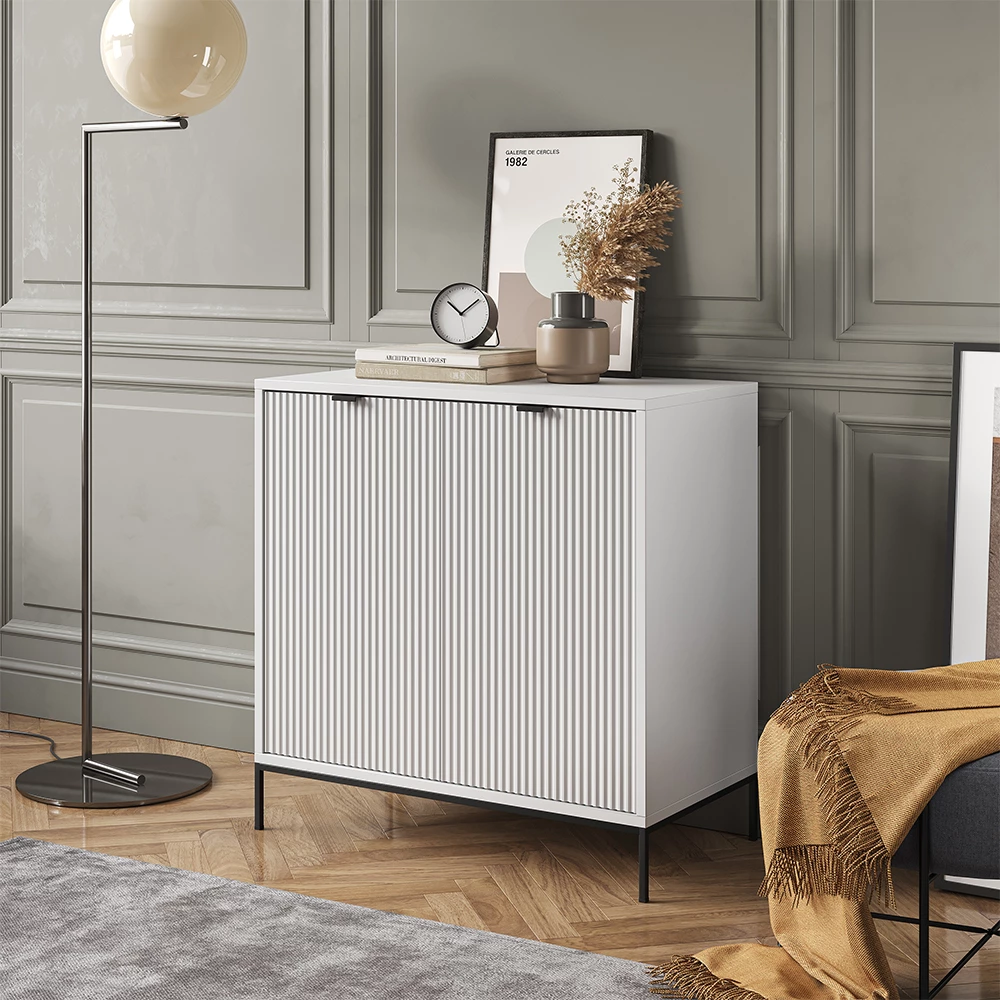 Kommode  in Weiß, dargestellt im Ambiente mit Dekoration