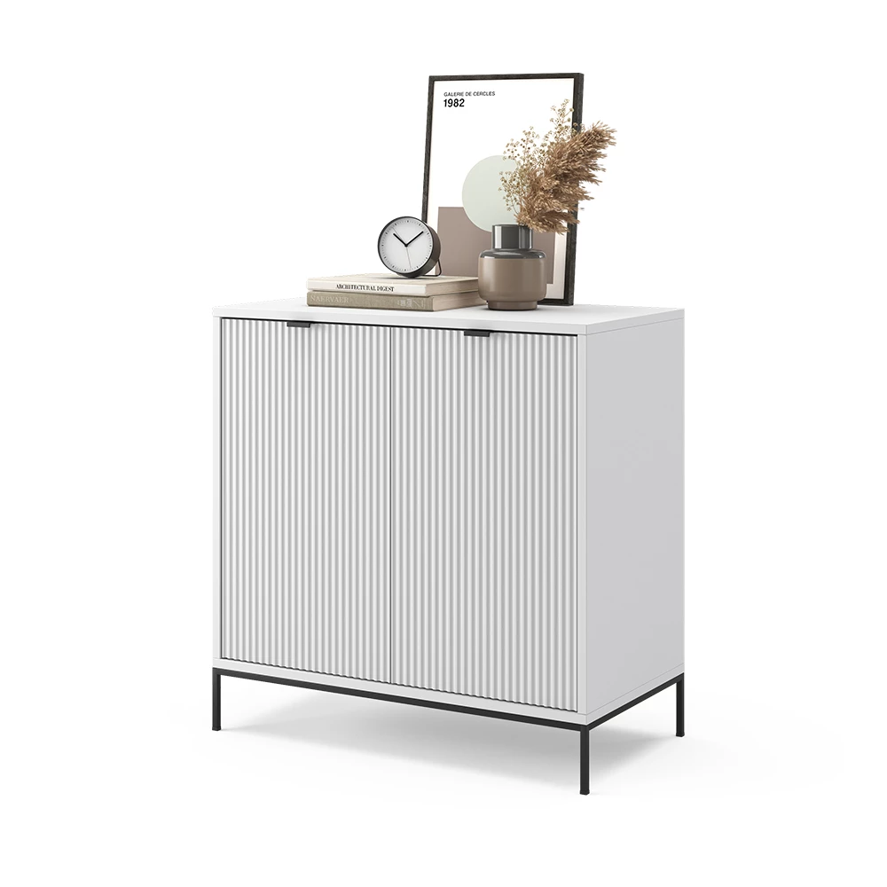 Kommode  in Weiß auf weißem Hintergrund mit dekorativen Elementen