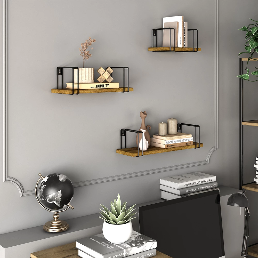 Wandregal in Antikholz auf weißem Hintergrund