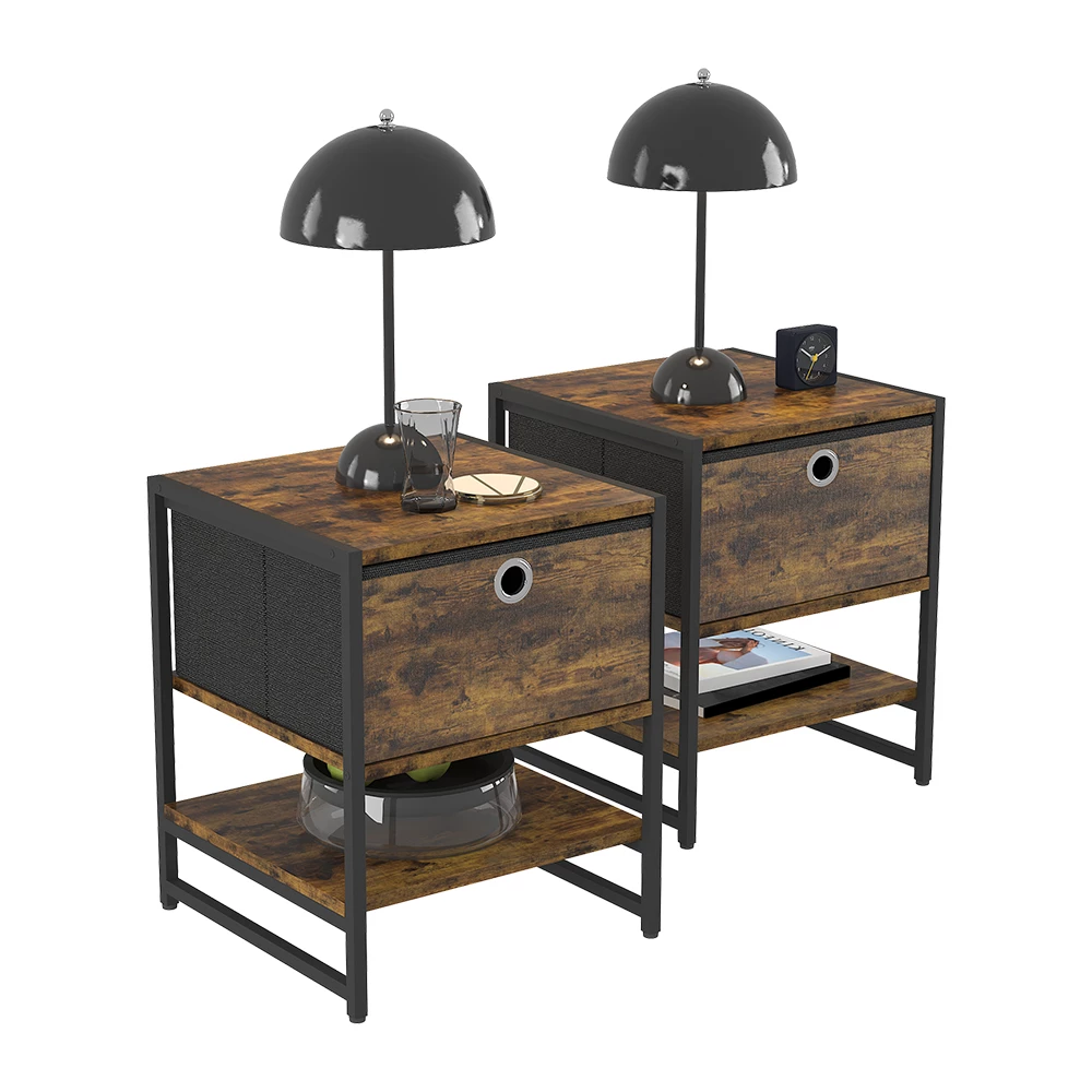 Table de chevet en Chêne rustique sur fond blanc avec des éléments décoratifs