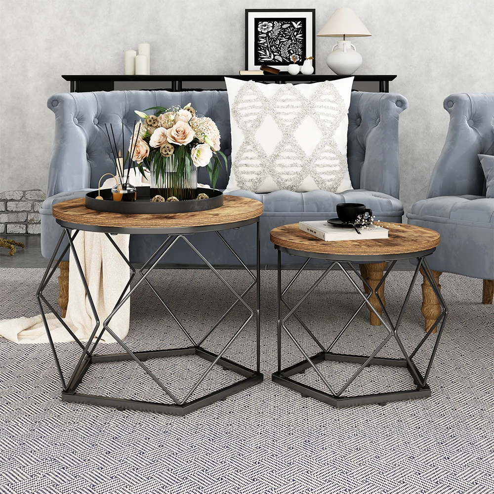 Conjunto de mesa de centro en Roble rústico sobre fondo blanco con elementos decorativos