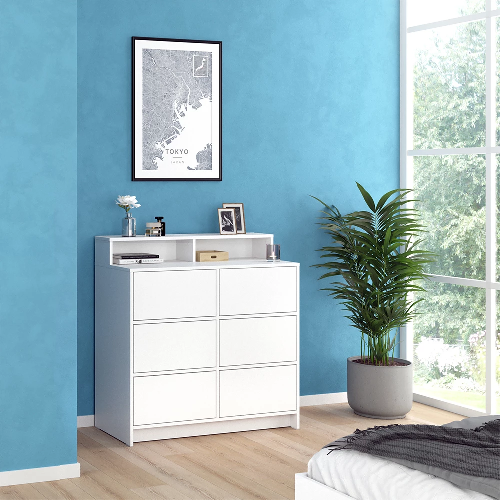 Kommode in Weiß, dargestellt im Ambiente mit Dekoration