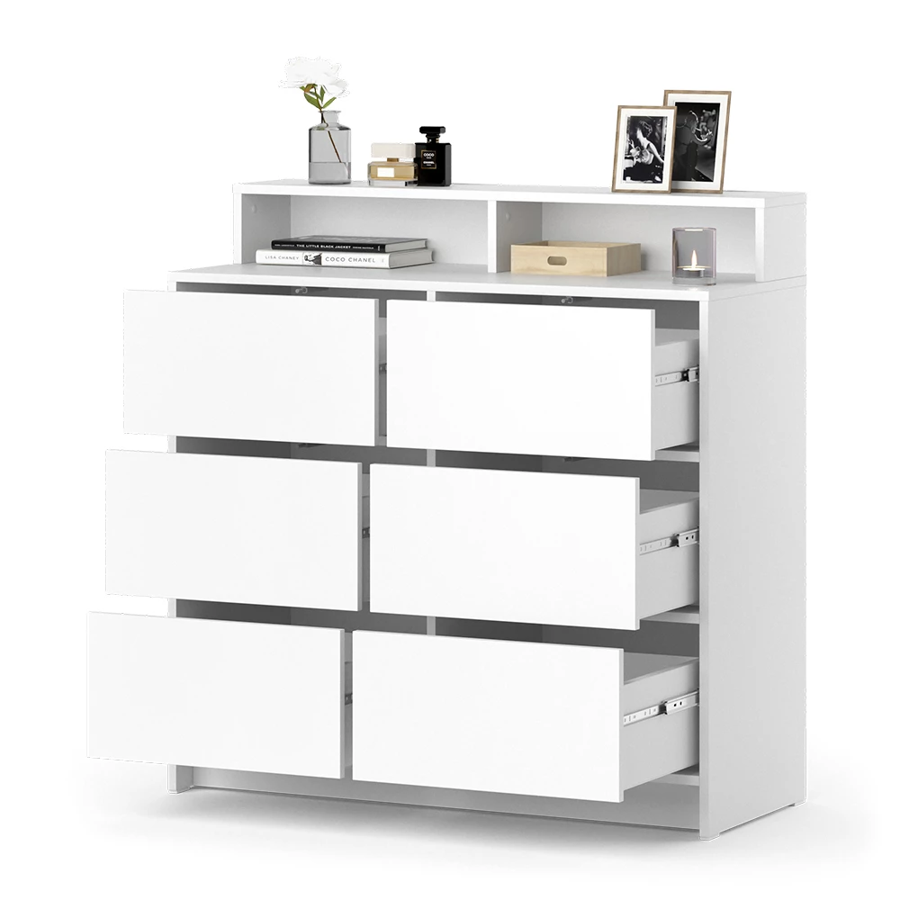 Kommode in Weiß auf weißem Hintergrund mit dekorativen Elementen