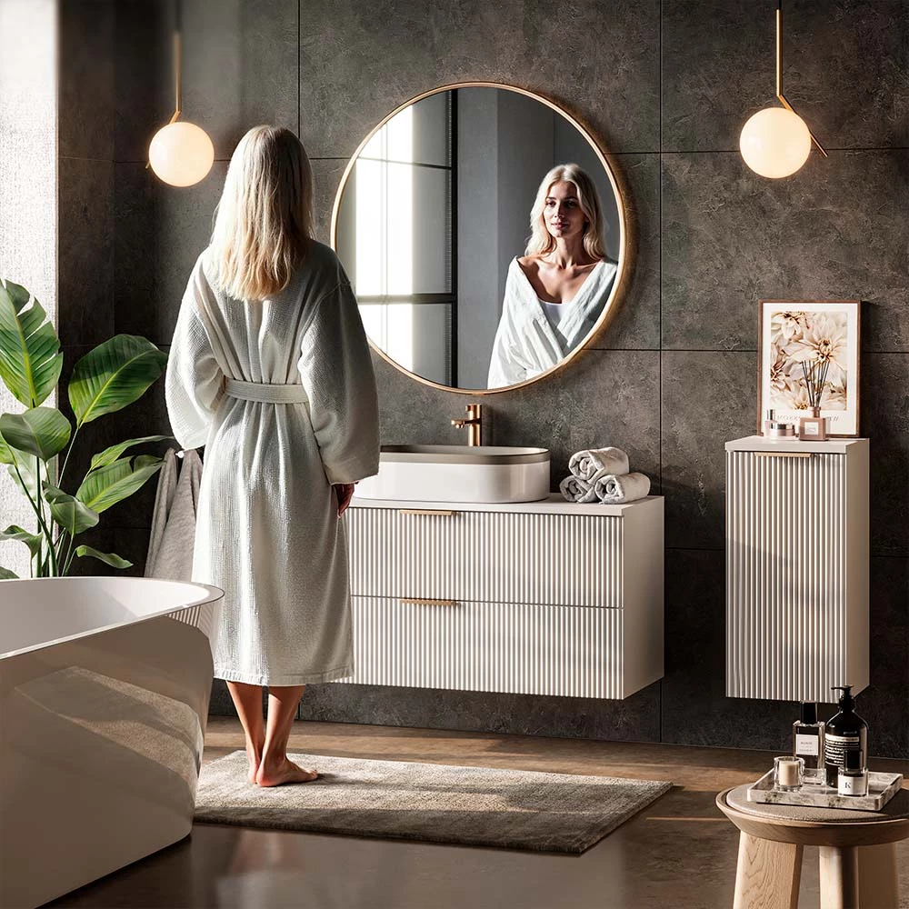 Badmöbel-Set in Artisan-Eiche, dargestellt im Ambiente mit Dekoration