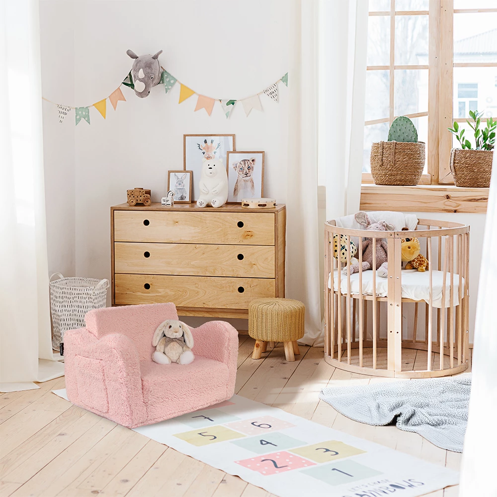 Kindersessel in Rosa, dargestellt im Ambiente mit Dekoration