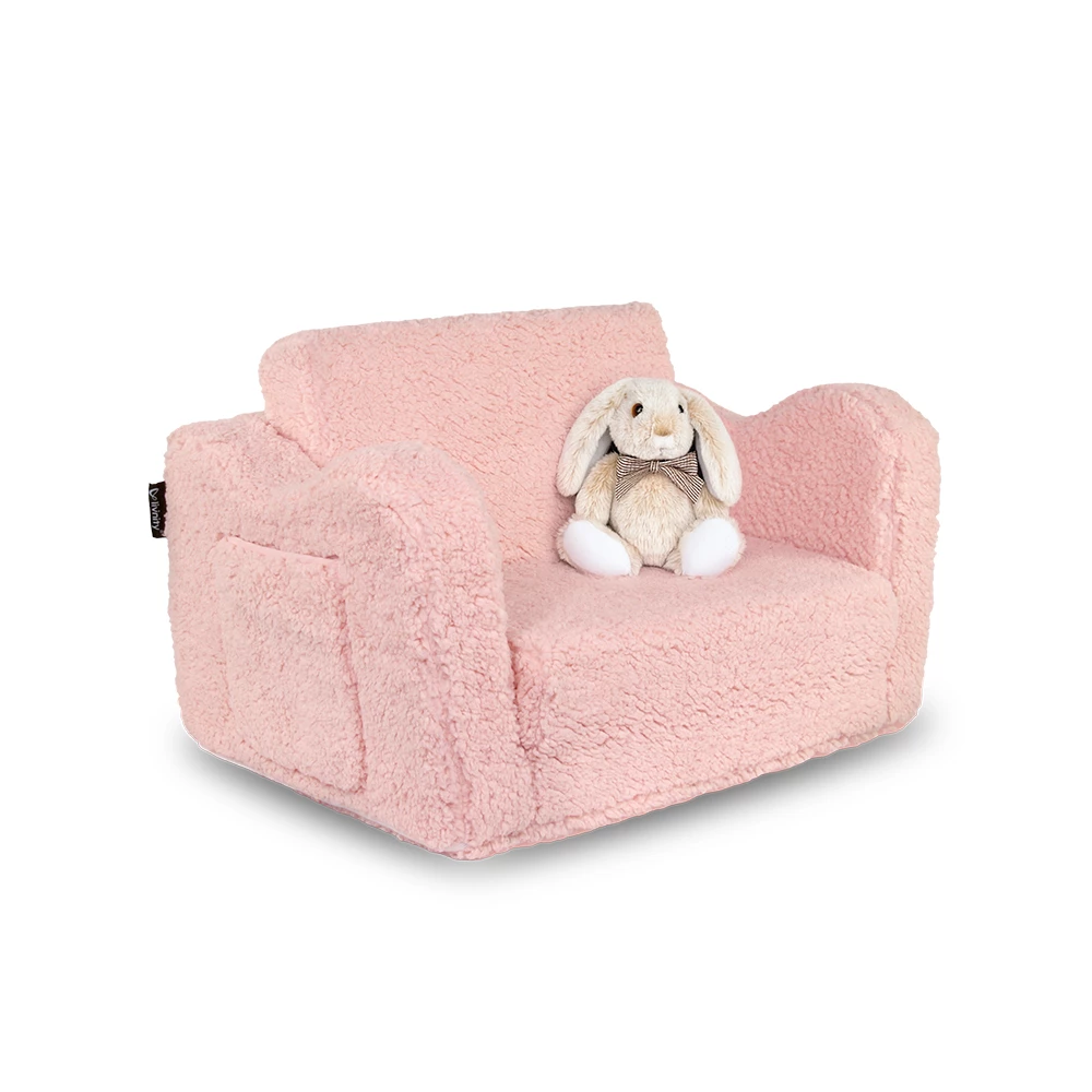 Kindersessel in Rosa auf weißem Hintergrund mit dekorativen Elementen