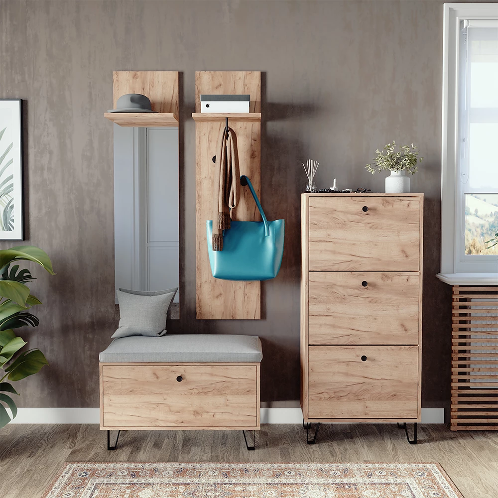 Garderobenset in Goldkraft Eiche, dargestellt im Ambiente mit Dekoration