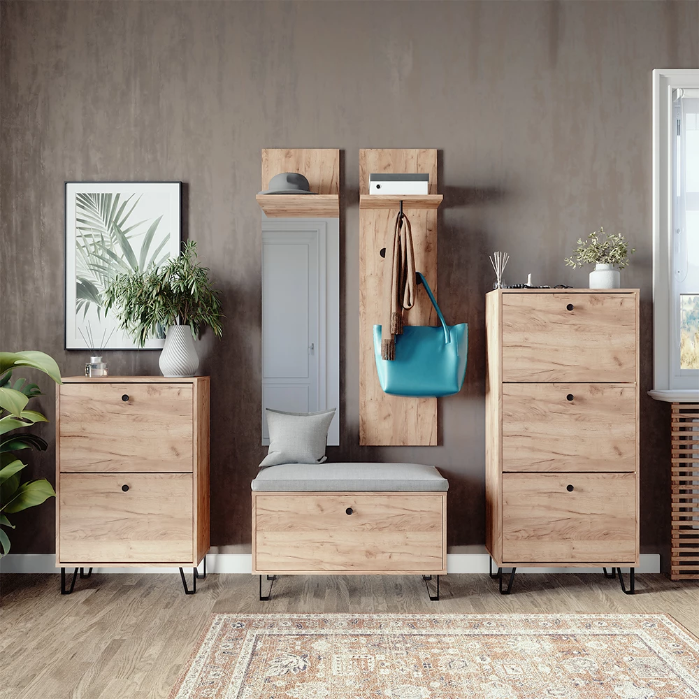 Garderobenset in Goldkraft Eiche, dargestellt im Ambiente mit Dekoration