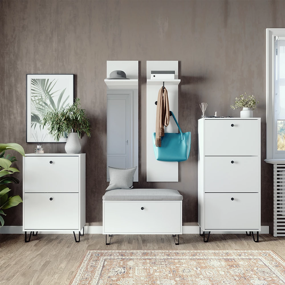 Garderobenset  in Weiß, dargestellt im Ambiente mit Dekoration
