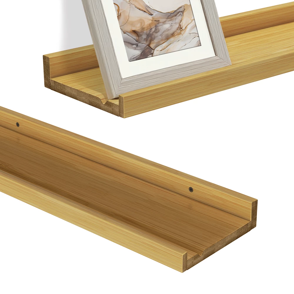 Nahaufnahme von Wandregal in Naturholz, zeigt Design- und Oberflächendetails
