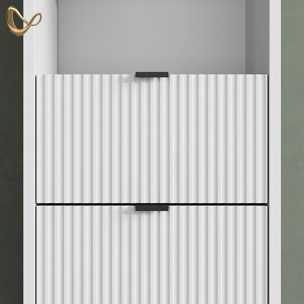 Nahaufnahme von Badschrank in Weiß, zeigt Design- und Oberflächendetails