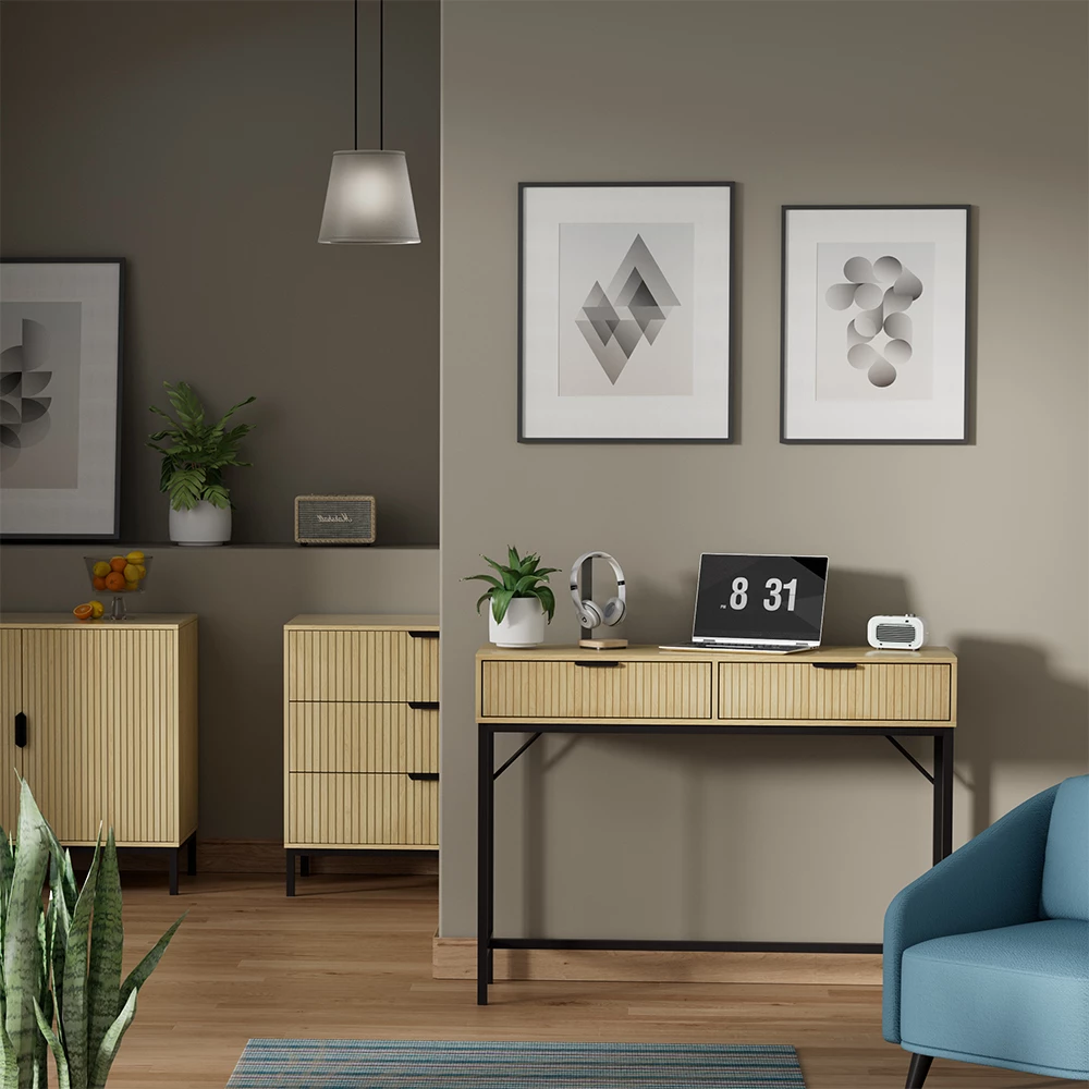 Schreibtisch in Eiche, dargestellt im Ambiente mit Dekoration