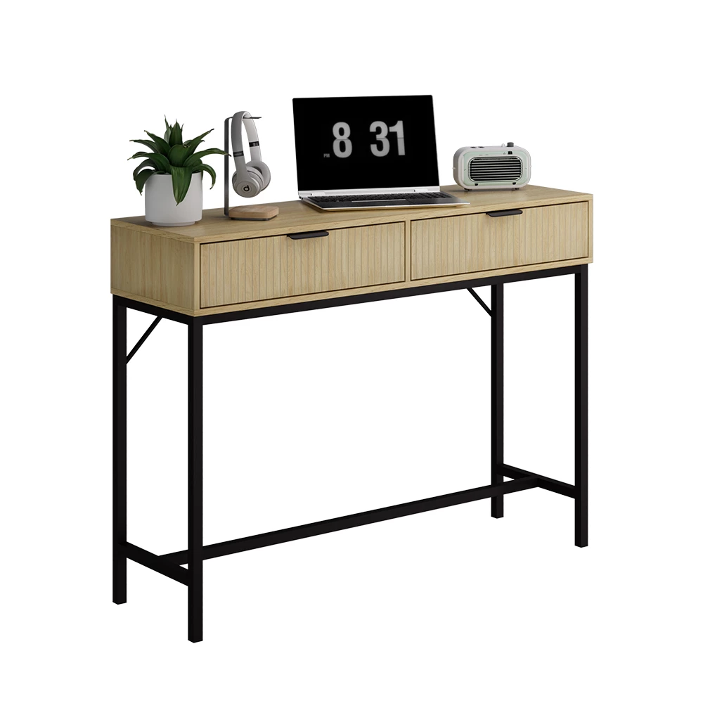 Schreibtisch in Eiche auf weißem Hintergrund mit dekorativen Elementen