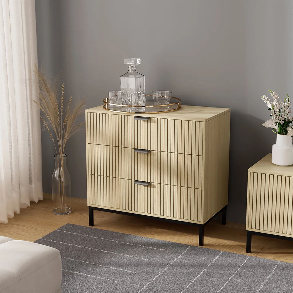 Kommode  in Eiche, dargestellt im Ambiente mit Dekoration