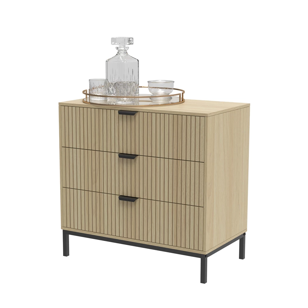 Kommode  in Eiche auf weißem Hintergrund mit dekorativen Elementen