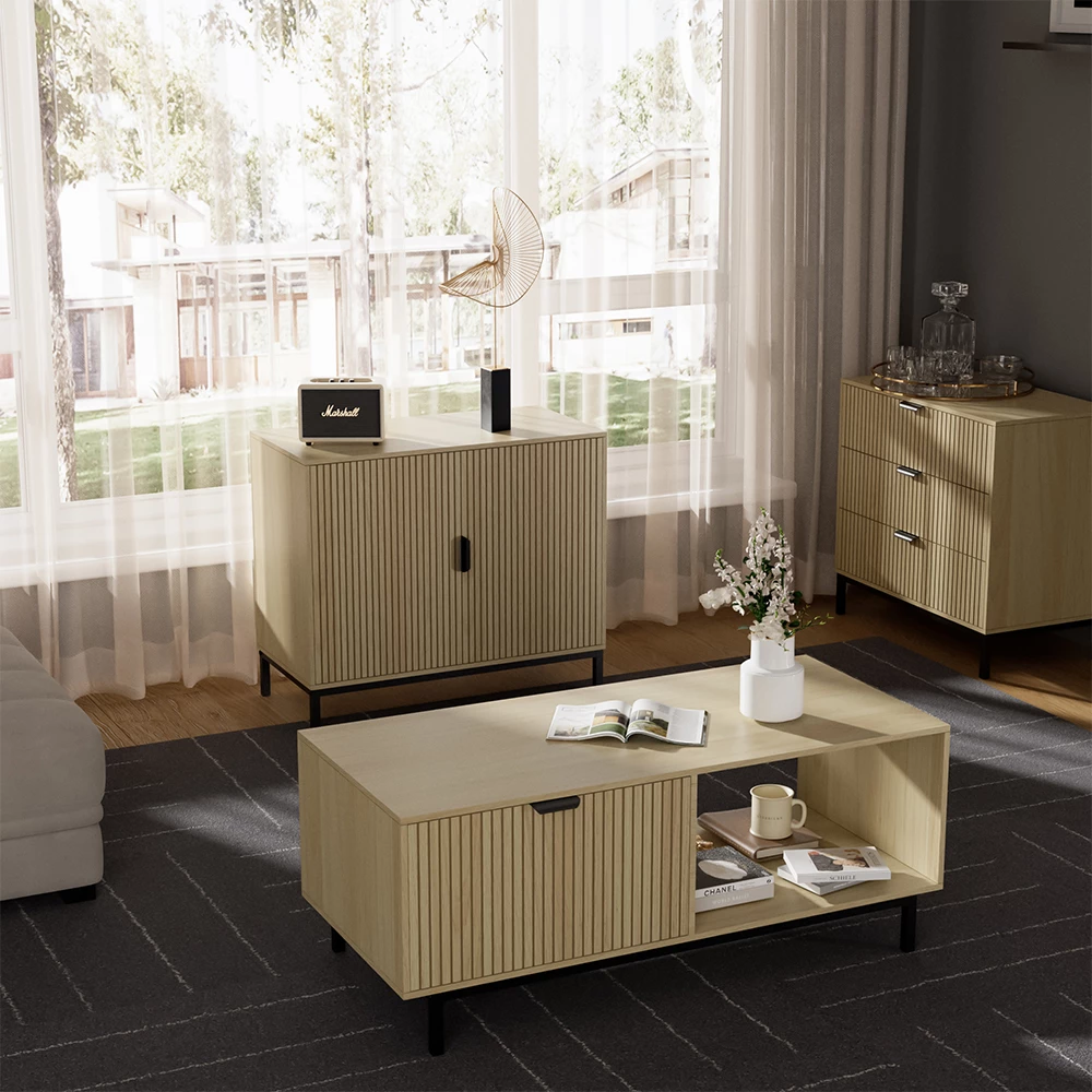 Salontafel in Eiken op een witte achtergrond met decoratieve elementen