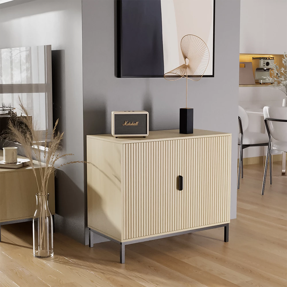 Kommode  in Eiche, dargestellt im Ambiente mit Dekoration