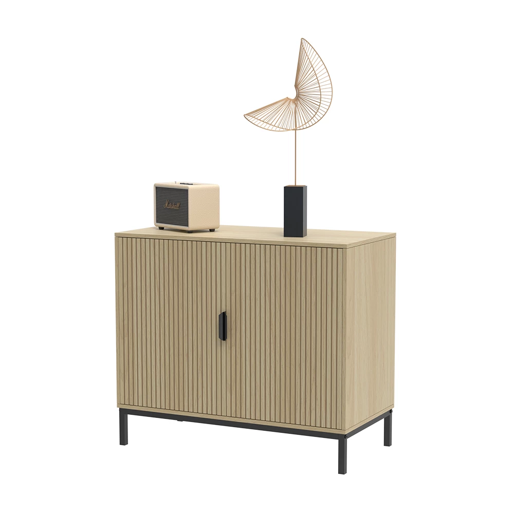 Kommode  in Eiche auf weißem Hintergrund mit dekorativen Elementen