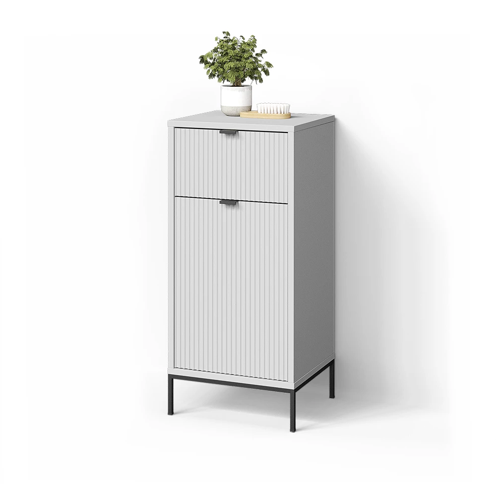 Badschrank in Weiß auf weißem Hintergrund