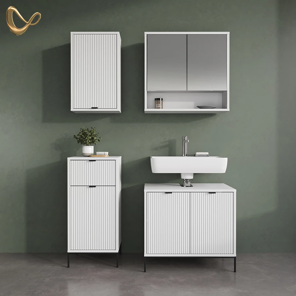 Badschrank in Weiß, dargestellt im Ambiente und auf weißem Hintergrund