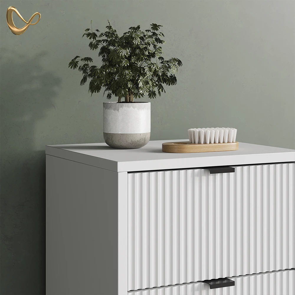 Nahaufnahme von Badmöbel-Set in Weiß, zeigt Design- und Oberflächendetails