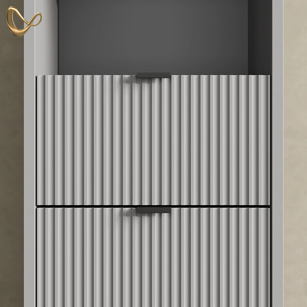 Nahaufnahme von Badschrank in Grau, zeigt Design- und Oberflächendetails