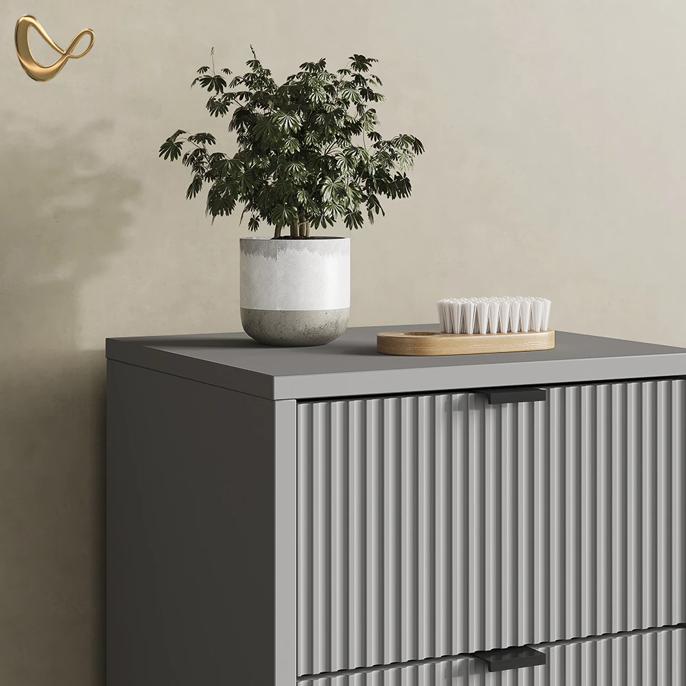 Nahaufnahme von Badmöbel-Set in Grau, zeigt Design- und Oberflächendetails
