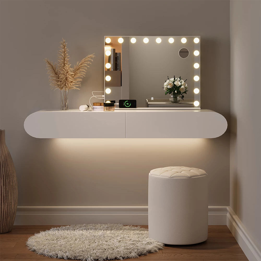 Specchio da toilette in Bianco, mostrato in un ambiente ambientale con decorazioni