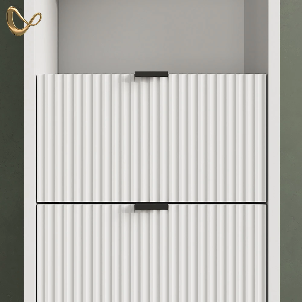 Nahaufnahme von Badmöbel-Set in Weiß, zeigt Design- und Oberflächendetails