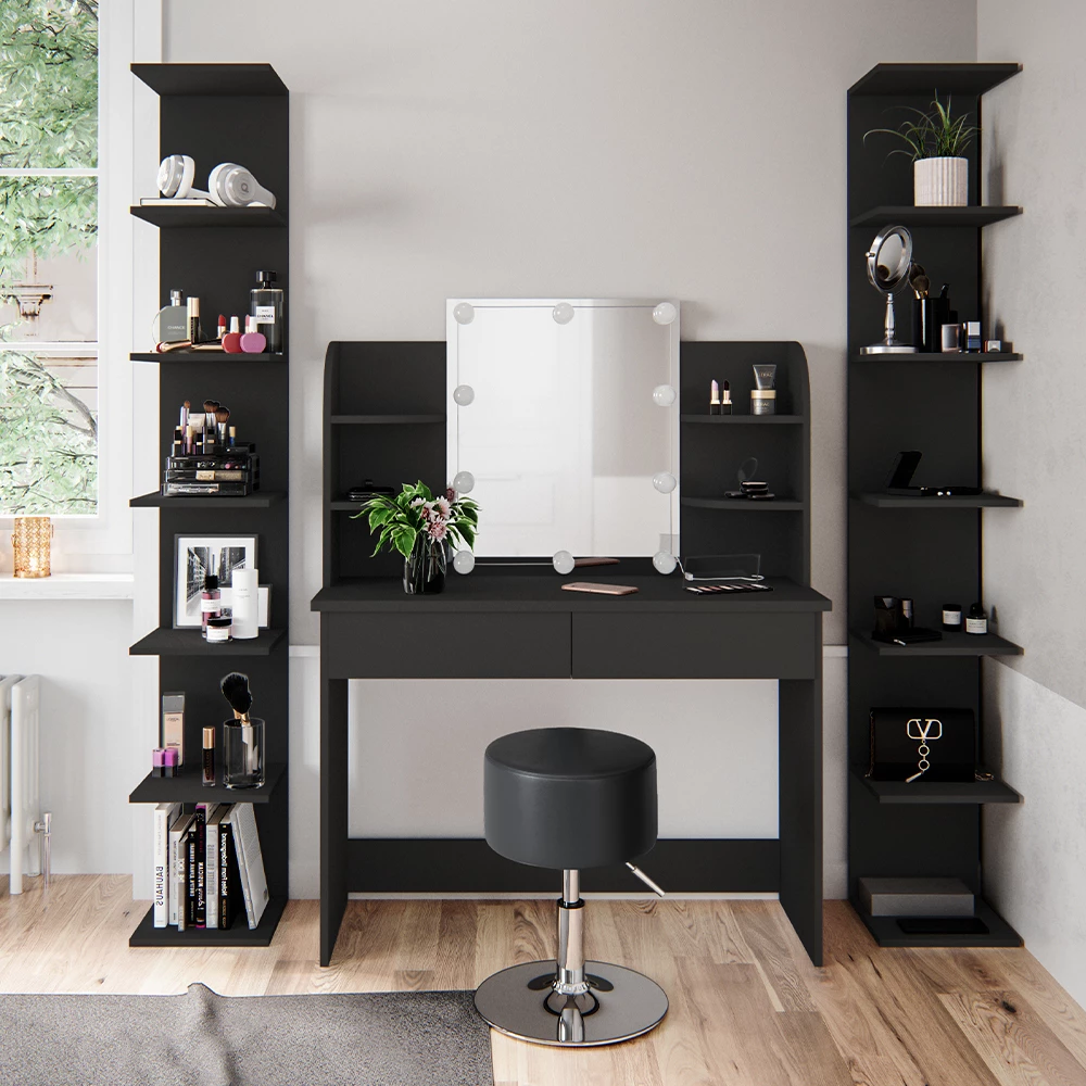 Wandregal in Schwarz, dargestellt im Ambiente mit Dekoration