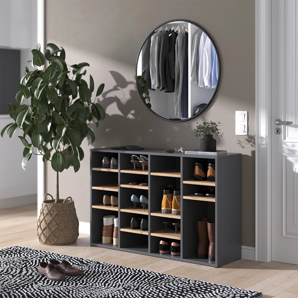 Schuhschrank in Goldkraft Eiche, dargestellt im Ambiente mit Dekoration