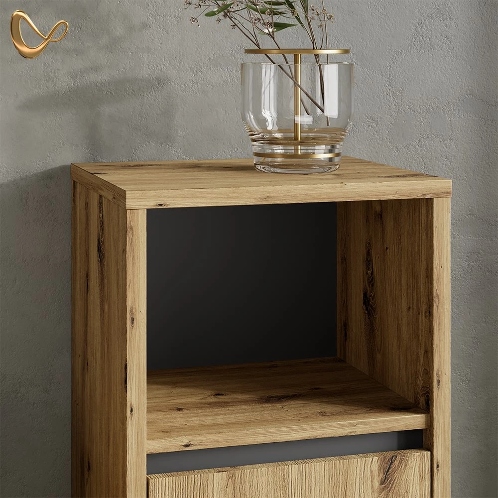 Nahaufnahme von Badmöbel-Set in Braun, zeigt Design- und Oberflächendetails