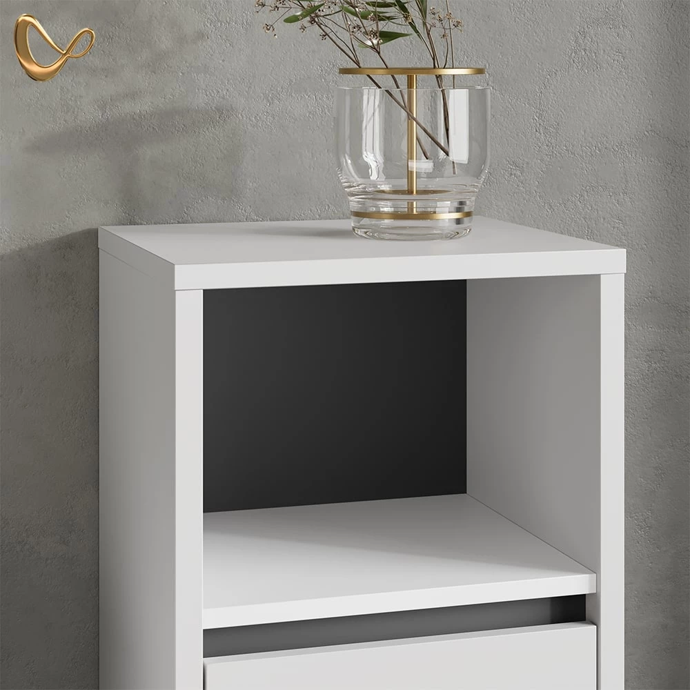 Nahaufnahme von Badmöbel-Set in Weiß, zeigt Design- und Oberflächendetails