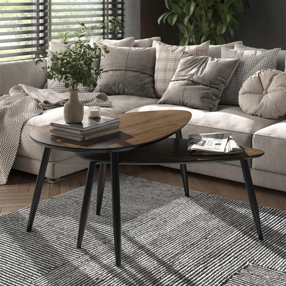 Couchtisch-Set in Walnuss/Schwarz, dargestellt im Ambiente mit Dekoration