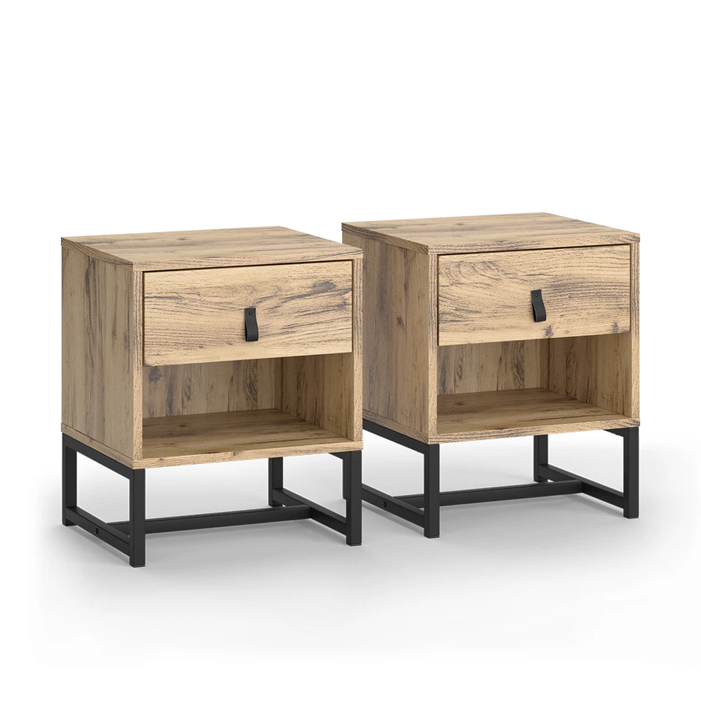 Nachttisch in Eiche auf weißem Hintergrund