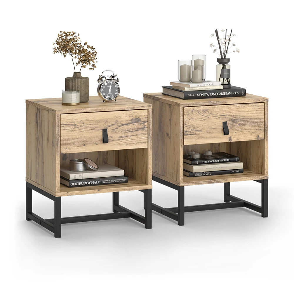 Nachttisch in Eiche auf weißem Hintergrund mit dekorativen Elementen