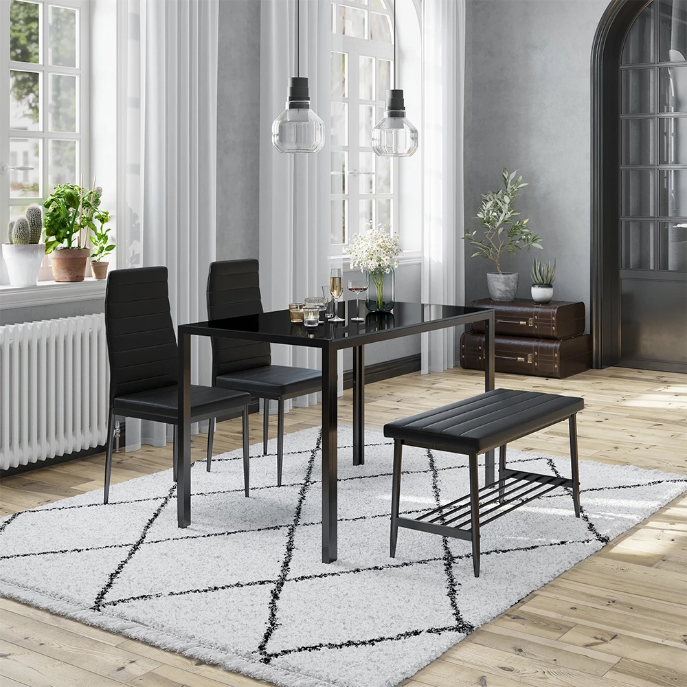 Esstisch-Set in Schwarz auf weißem Hintergrund