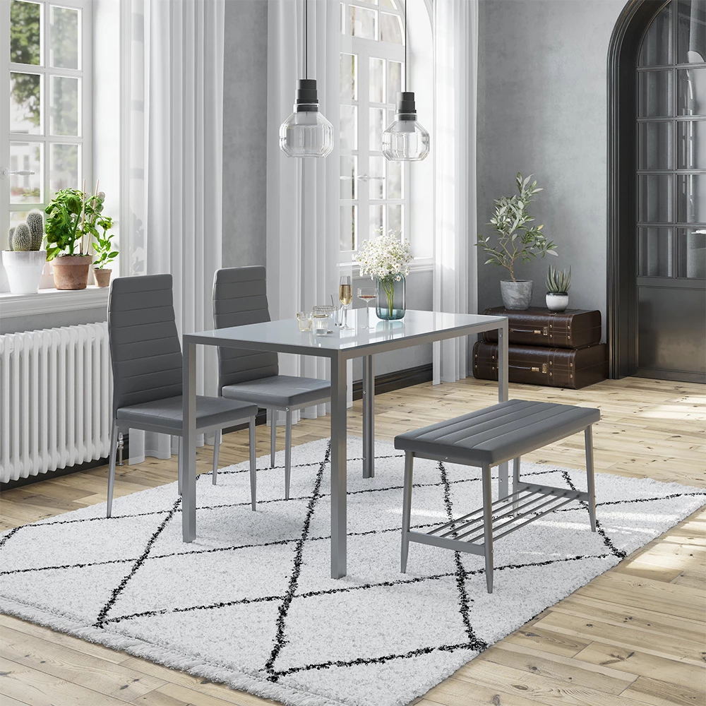 Esstisch-Set in Grau auf weißem Hintergrund