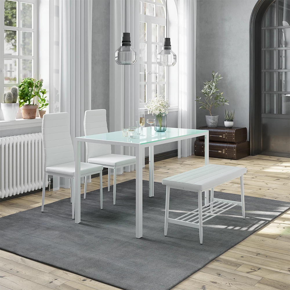Esstisch-Set in Weiß auf weißem Hintergrund