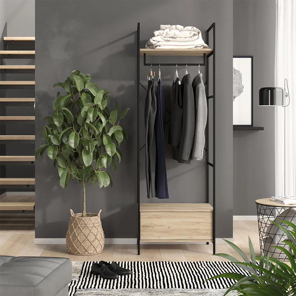 Garderobe i farven Træ, vist i et miljø med dekoration