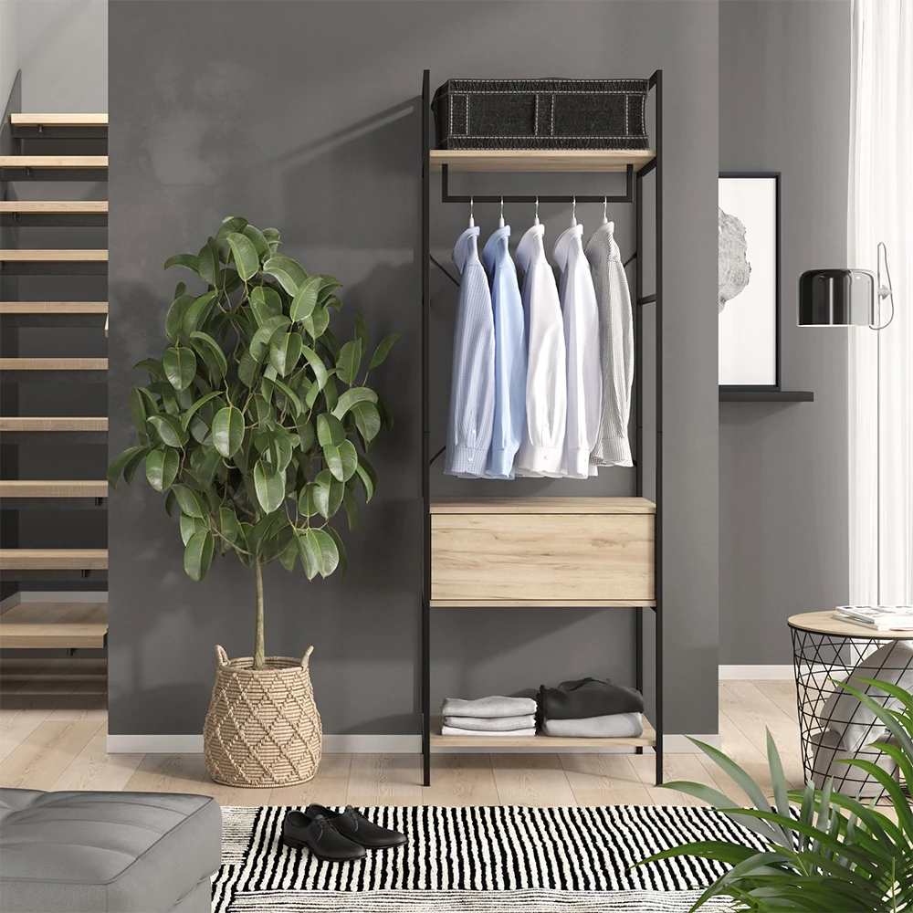 Garderobe i farven Træ, vist i et miljø med dekoration