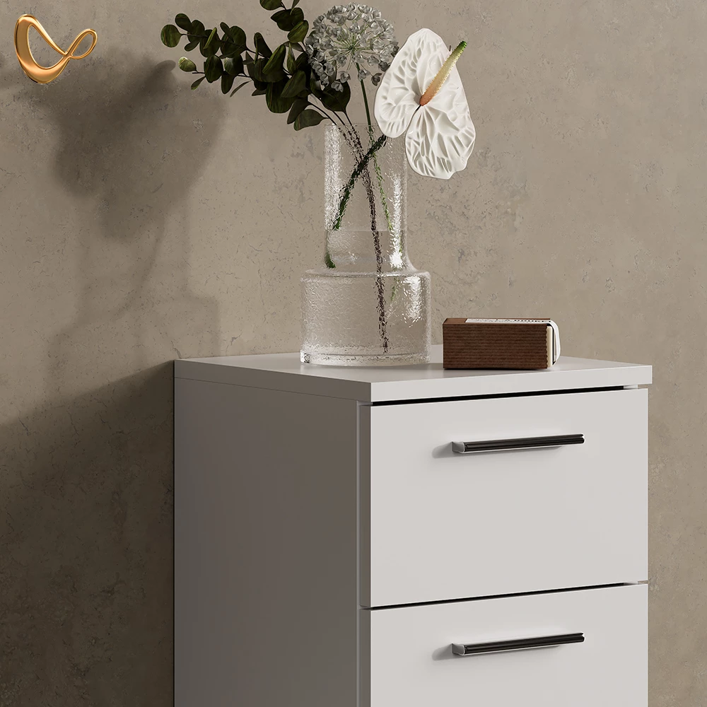 Nahaufnahme von Badmöbel-Set in Weiß, zeigt Design- und Oberflächendetails