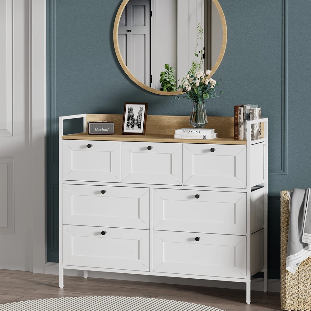 Kommode in Weiß auf weißem Hintergrund