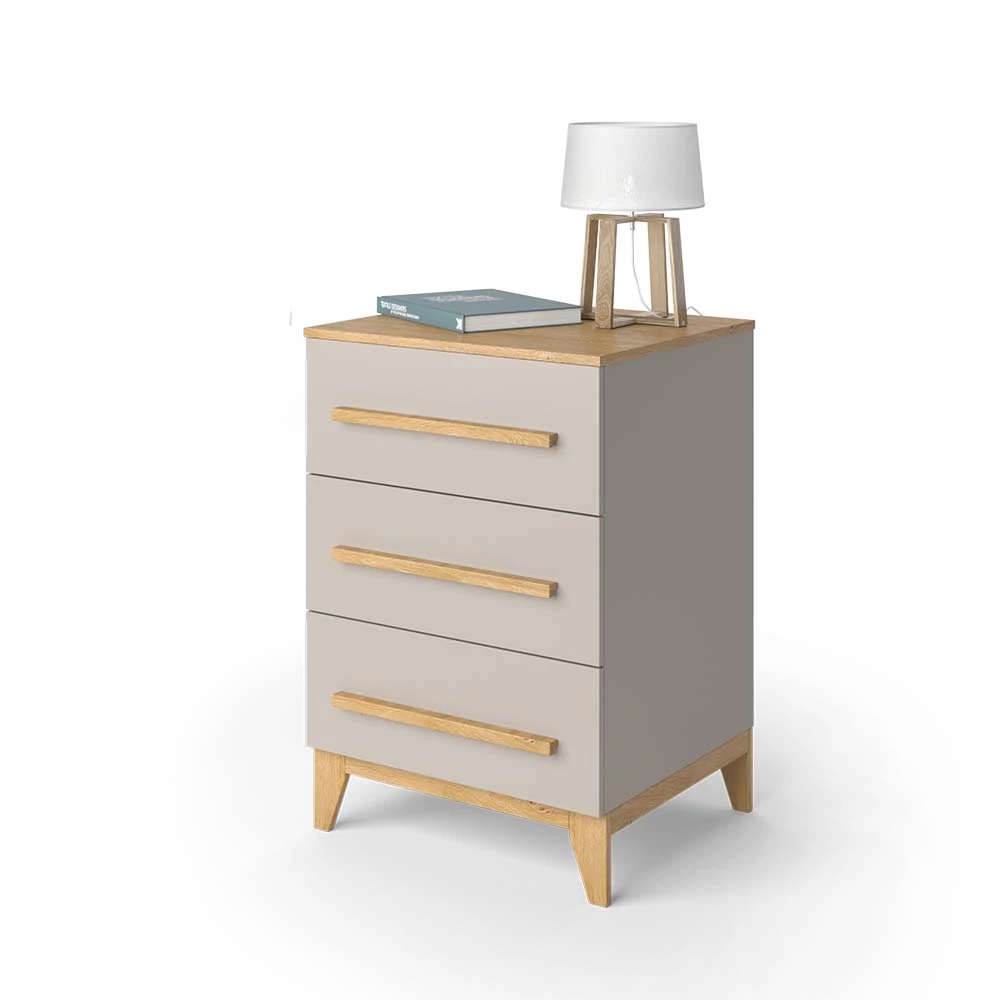 Cómoda en Roble cachemira sobre fondo blanco con elementos decorativos